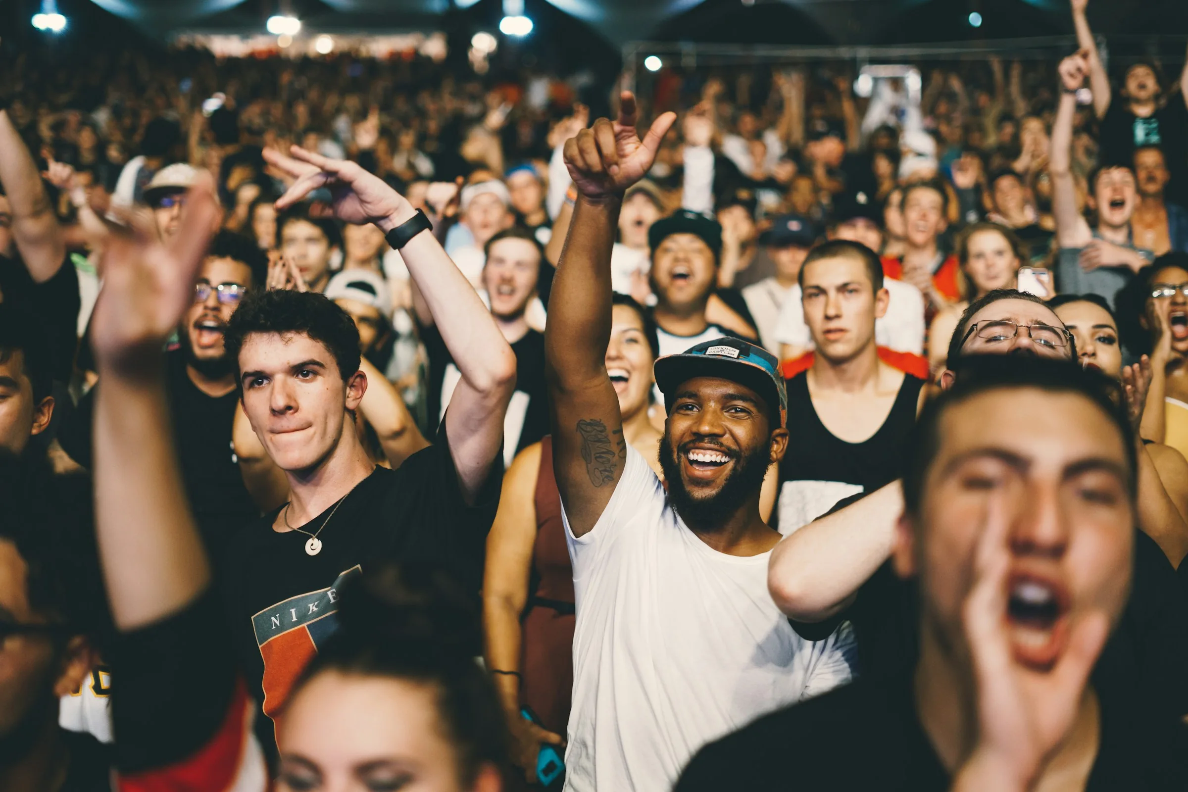 Foule face à une scène de concert éclairée